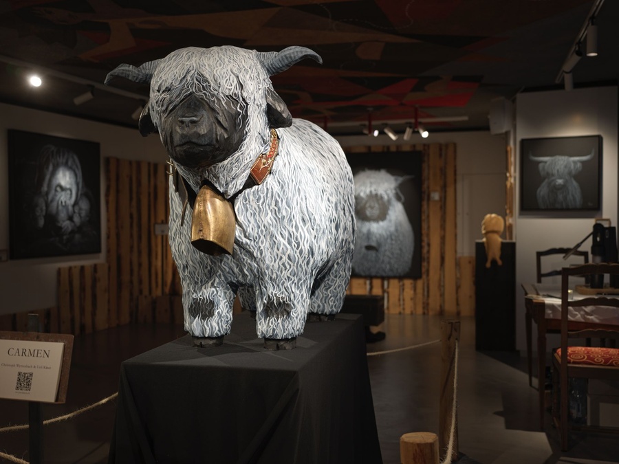 Carmen, Walliser Schwarznasenschaf-Skulptur