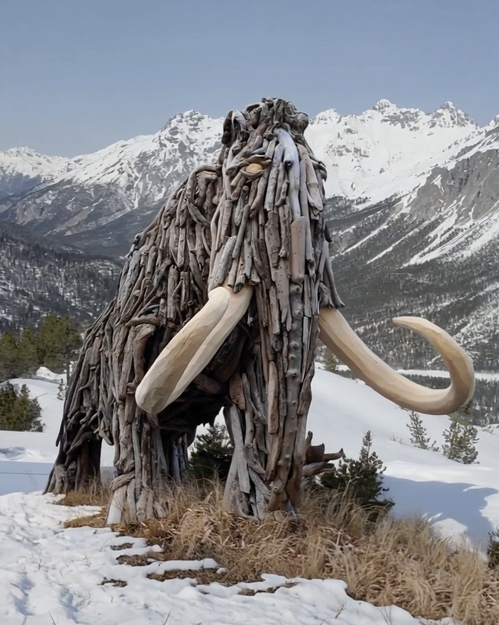 Das Mammut, Schwemmholz-Skulptur im Schnee